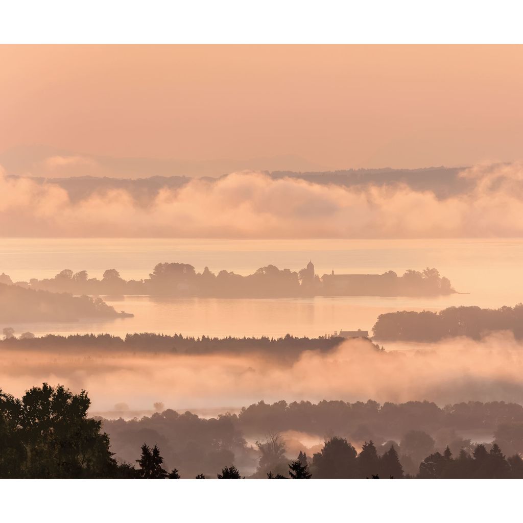 Chiem-tó feletti napfelkeltét ábrázoló tapéta, 300x250 cm, narancssárga-fekete - HORIZONS - Butopêa